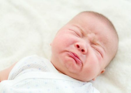 Trẻ sơ sinh ngủ ít mẹ nên làm gì?